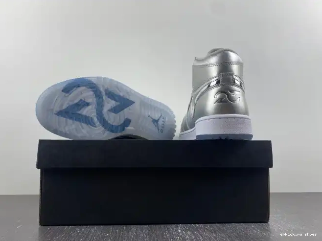Rep Jordan Giving Air FD6815-001 1 High Golf Gift 0617